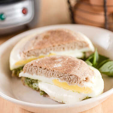 Recipe for Mozzarella and Pesto Breakfast Sandwich
