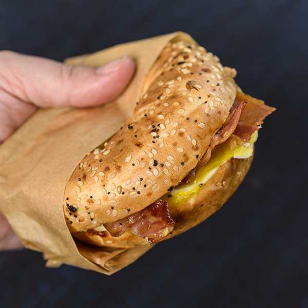 Recipe for Everything Bagel with Bacon, Egg and Cheese Breakfast Sandwich