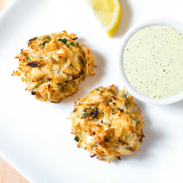 Recipe for Broiled Maryland Crab Cakes with Creamy Herb Sauce