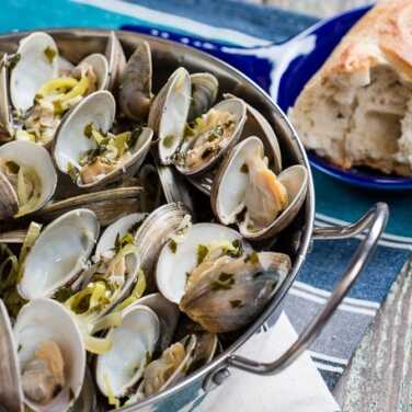 Recipe for Grilled Clams in White Wine Sauce