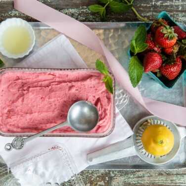 Recipe for Strawberry Lemon Frozen Yogurt
